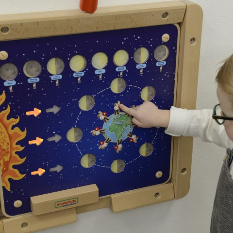Drewniana tablica edukacyjna – fazy Księżyca Montessori Drewniana tablica edukacyjna – fazy Księżyca Montessori