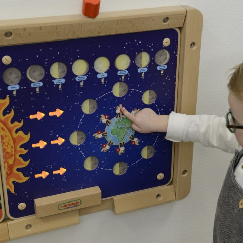 Drewniana tablica edukacyjna – fazy Księżyca Montessori Drewniana tablica edukacyjna – fazy Księżyca Montessori