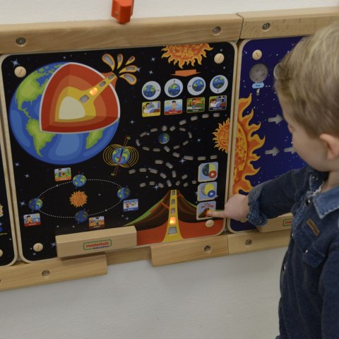 Drewniana tablica edukacyjna – Ziemia i kosmos Montessori