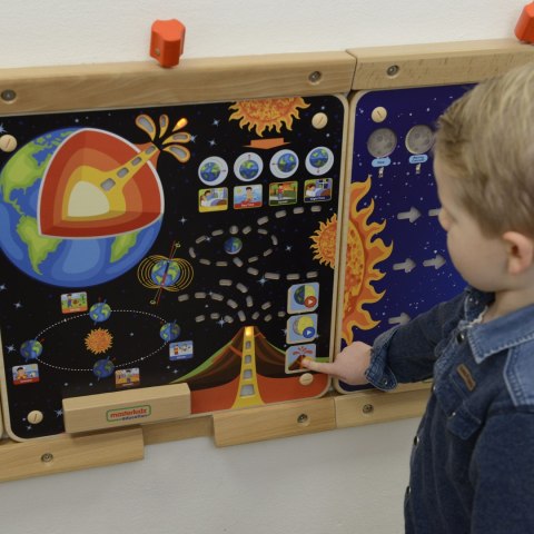 Drewniana tablica edukacyjna – Ziemia i kosmos Montessori