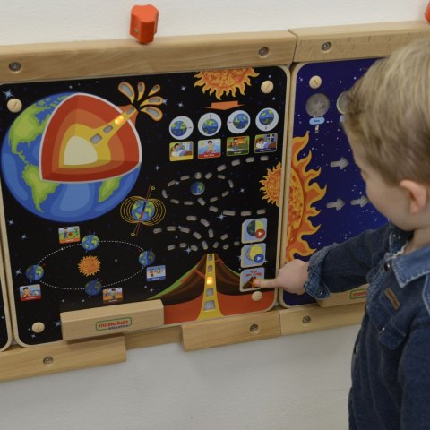 Drewniana tablica edukacyjna – Ziemia i kosmos Montessori
