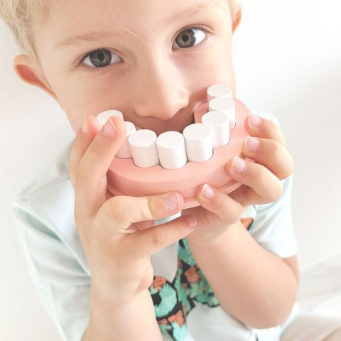 Drewniany zestaw małego dentysty w walizce – 19 el. Drewniany zestaw małego dentysty w walizce – 19 el.