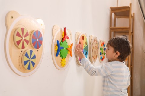 Drewniana Tablica Manipulacyjna Kolory Miś – złudzenia optyczne i nauka kolorów, Montessori, certyfikat FSC
