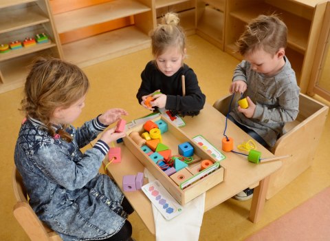 Drewniana nawlekanka Montessori – duży zestaw do sznurowania Drewniana nawlekanka Montessori – duży zestaw do sznurowania