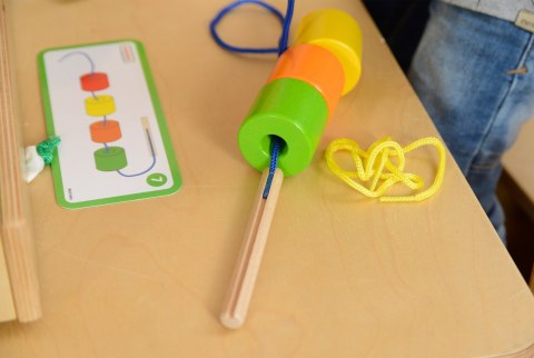 Drewniana nawlekanka Montessori – duży zestaw do sznurowania Drewniana nawlekanka Montessori – duży zestaw do sznurowania