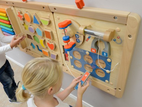 Tablica edukacyjna magnetyczna Montessori – nauka o przyciąganiu Tablica edukacyjna magnetyczna Montessori – nauka o przyciąganiu