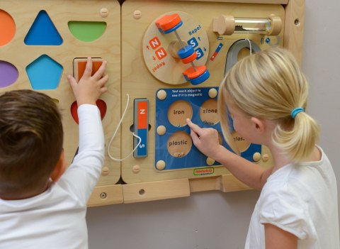 Tablica edukacyjna magnetyczna Montessori – nauka o przyciąganiu Tablica edukacyjna magnetyczna Montessori – nauka o przyciąganiu
