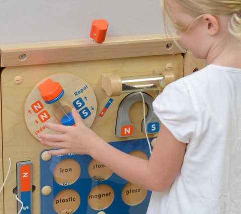Tablica edukacyjna magnetyczna Montessori – nauka o przyciąganiu Tablica edukacyjna magnetyczna Montessori – nauka o przyciąganiu