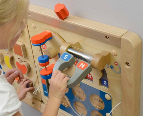 Tablica edukacyjna magnetyczna Montessori – nauka o przyciąganiu Tablica edukacyjna magnetyczna Montessori – nauka o przyciąganiu