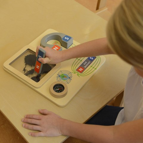Drewniana tablica edukacyjna – zabawa magnetyczna, kompas, Montessori