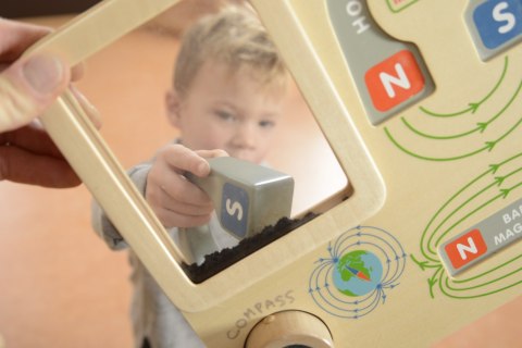 Drewniana tablica edukacyjna – zabawa magnetyczna, kompas, Montessori