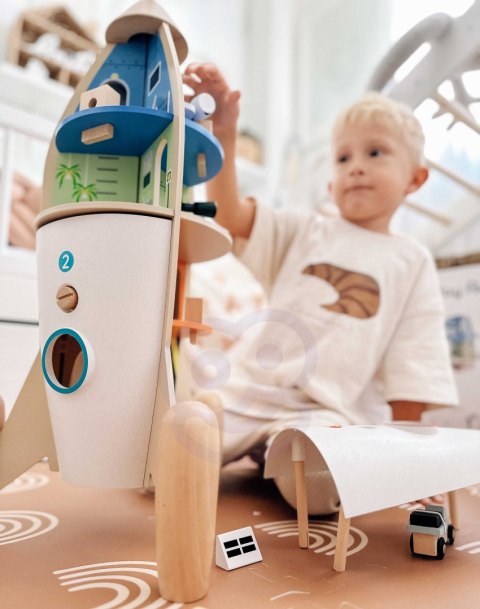 Drewniana rakieta – domek dla dzieci z figurkami i akcesoriami
