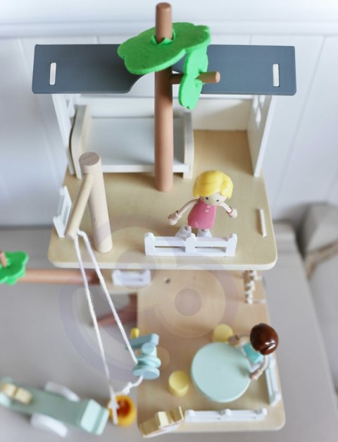 Drewniany domek na drzewie dla lalek – 31 el. Drewniany domek na drzewie dla lalek – 31 el.