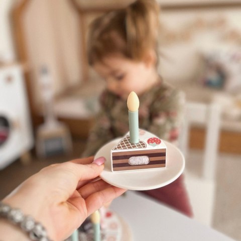 Drewniany tort urodzinowy ze świeczkami i rzepami – 20 elementów Drewniany tort urodzinowy ze świeczkami i rzepami – 20 elementów